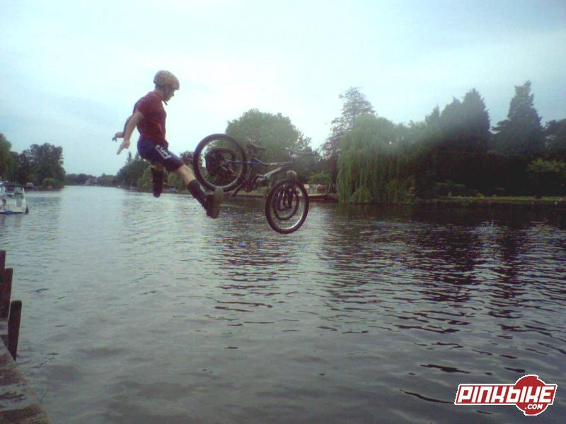 river jumping styling with a sucicide no hander, splits kinda trick 
