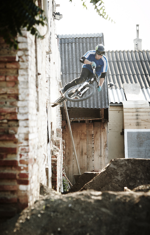 As soon as we got to Biz s yard Niki found and built this wallride out of one of the jumps in the yard.