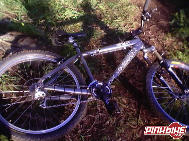02 Kona Stuff, exr forks. race face prodigy dh cranks, sun rims ditch witch up front on a deore disk hub and a big mammoth fat on a xt hub on the rear, nice nice bike, good for all round riding, dj's trials, trail riding, skateparks andall that stuffing around