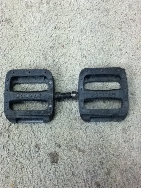 kore flat pedals