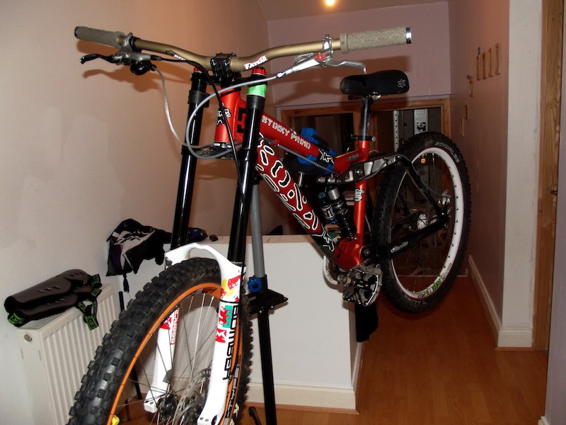 Kona Stinky Primo / Rock Shox Boxxer Downhill (Gebraucht) In Für CHF