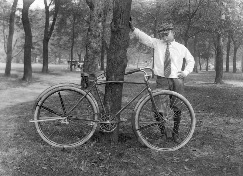 Showing off his harley davidson full suspension seat downhill rig

harley davidson 1917-1922