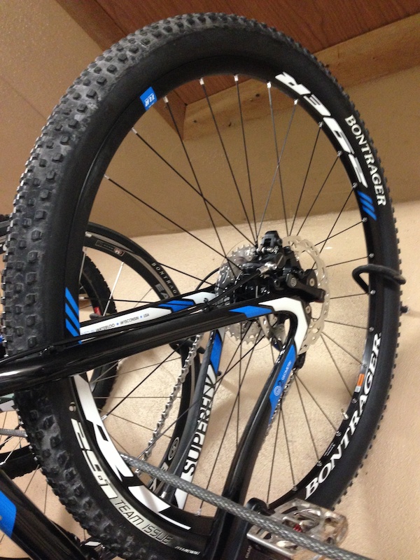 bontrager lt2 team issue tlr 700c hybrid tire