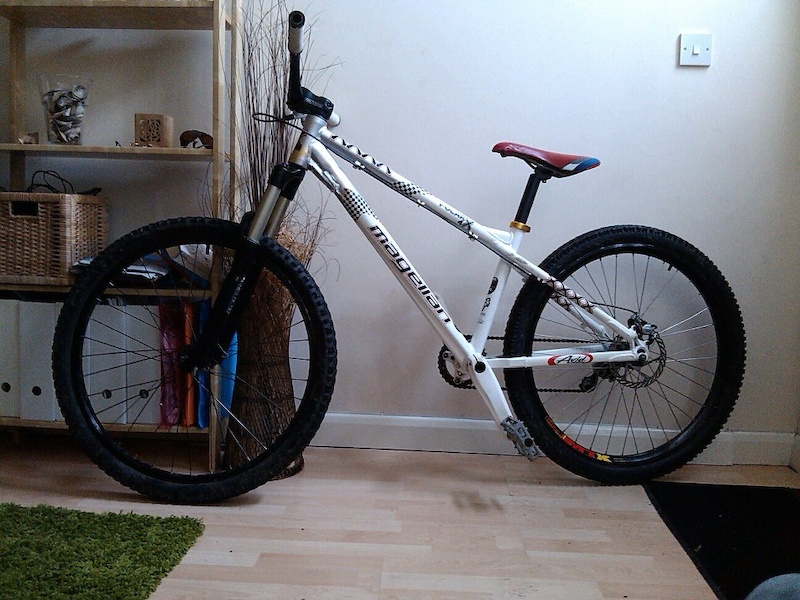 na, there we are, first setup, few changes and parts are remaining, but already rideable :) cant wait to take it to Cannock Chase and Lickey hills :) currently I m diein' after a few minutes of ride, it is the first time after 2,5 years...