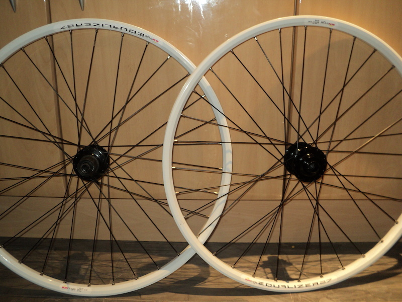 sun ringle, commencal all mountain wheel set. very good cond For Sale