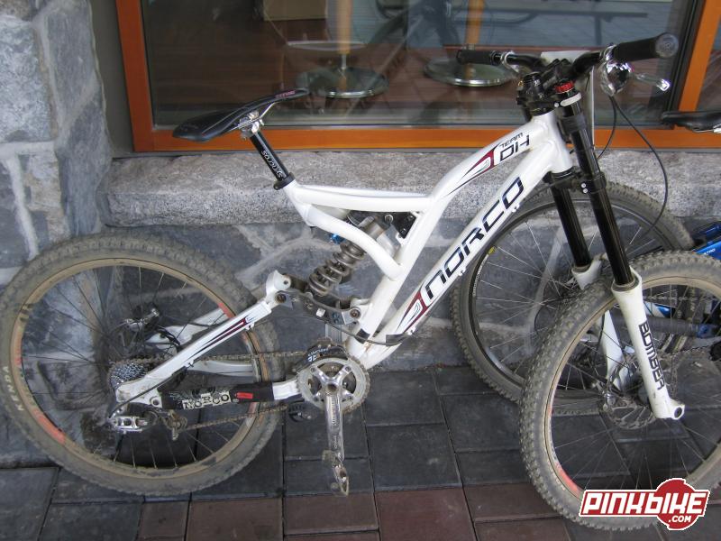Fionne Grifffiths' Norco DH bike-note the top and down tube.