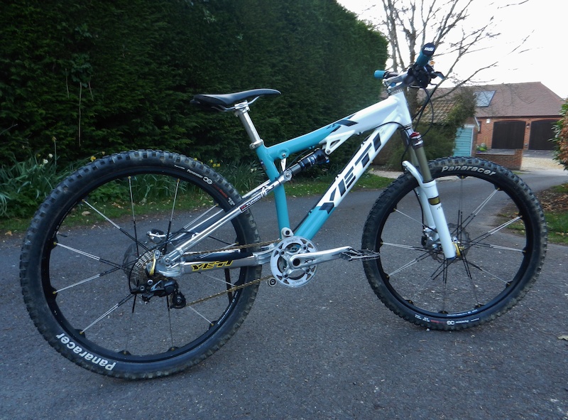 MY newest toy. 2009 yeti 4x, complete bike weighs 11.5Kg..

standout goodies are full thomson finishing components, crank bros wheels, xtr brkes on brake authority rotors, zee drivetrain, easton havoc bars...