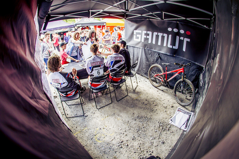 Madison Saracen Perpetual UCI MTB World Cup ONE - Fort William Nevis Range Scotland - Find the article on Pinkbike.com - Laurence CE - www.laurence-ce.com