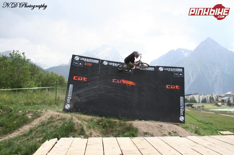 Anthony Rocci so high off the biggest wallride during the Paradise Trail Slopestyle 2006 @ Les Deux Alpes.
I love the mountain in the background. Les Deux Alpes for me is the best bike park in France. It's so a nice place.