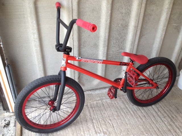 (FOR SALE £450 - £500) The majority of the parts used to build this sick looking BMX bike are from United's 2013 Parts Kit, this parts Kit alone would set you back £399 at your local purveyor of quality BMX products. So this combined with Ben's signature Benny L frame (£359) makes a bike worth £759!