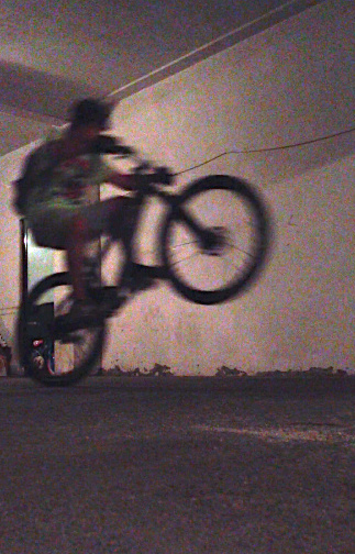 Did some training today on my freestyle, 2 years without riding and you kinda forget some basic stuff.Will train downhill with team Oliveira Bike/Sindycat on Sunday, in Cabeça de eiras, i will keep you updated with some photos from the training.