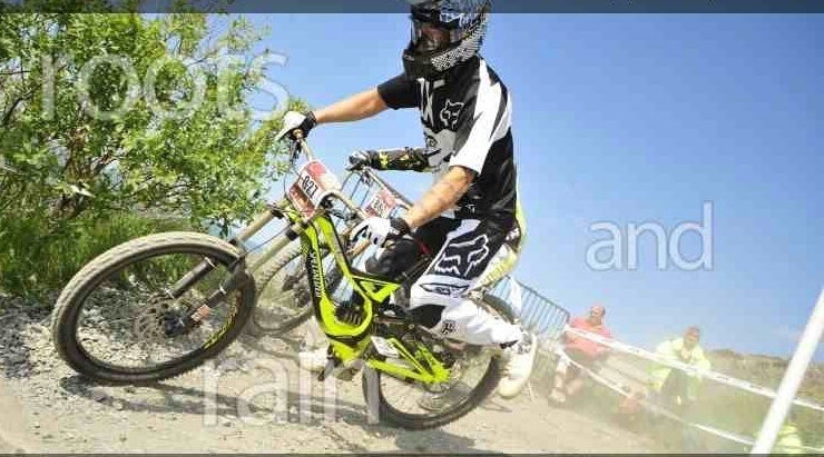 Me undercutting some 1 on 1 of the last bends on the practice runs haa lol