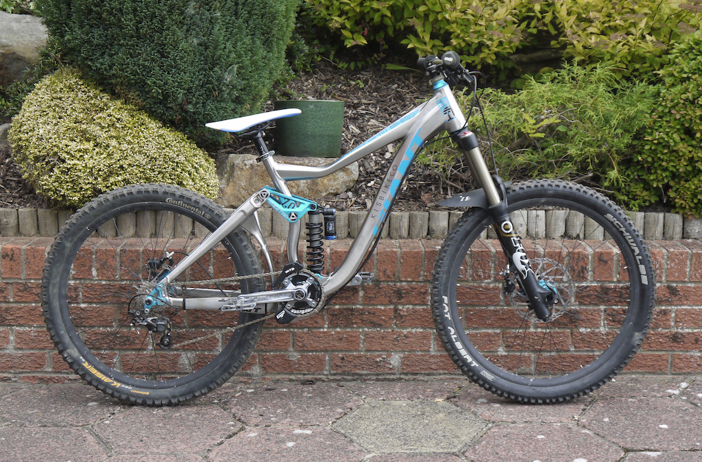 Giant Faith with new Thomson post and Fizik Tundra saddle.