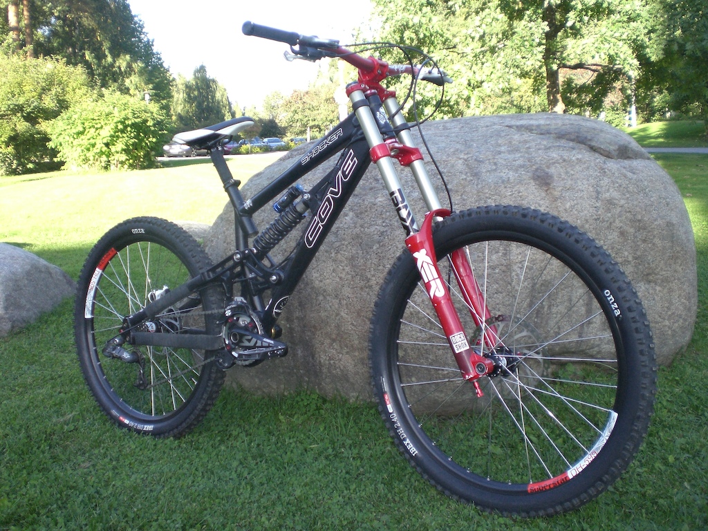 Cove Shocker 2010, NSB custom dropouts, RS Boxxer Race, Superstar Tech2 wheelset, Saint cranks+pedals, E-Thirteen LG1 guide, Onza Ibex DH 2.4 tyres, Superstar 780 bar, Formula The One Brakes.
