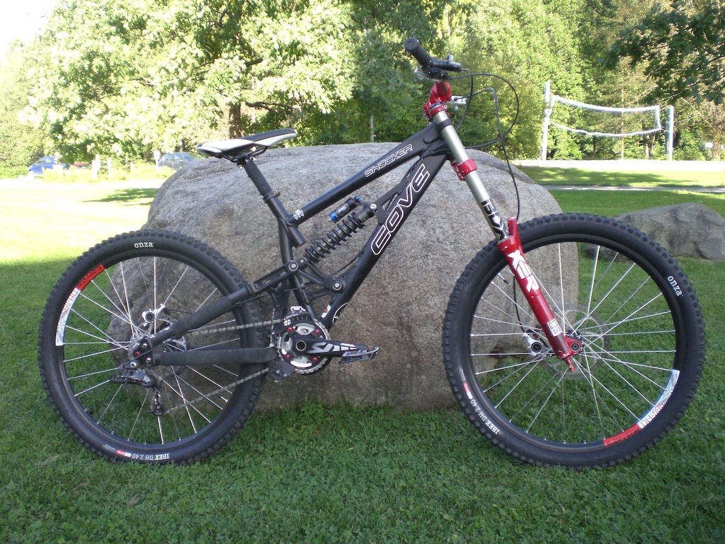 Cove Shocker 2010, NSB custom dropouts, RS Boxxer Race, Superstar Tech2 wheelset, Saint cranks+pedals, E-Thirteen LG1 guide, Onza Ibex DH 2.4 tyres, Superstar 780 bar, Formula The One Brakes.