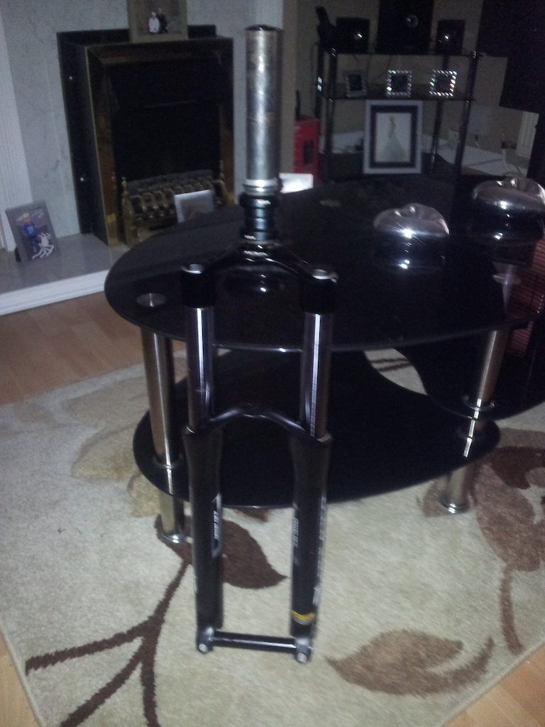 marzocchi bomber
 140 mm twin air
 20 mm bolt thru