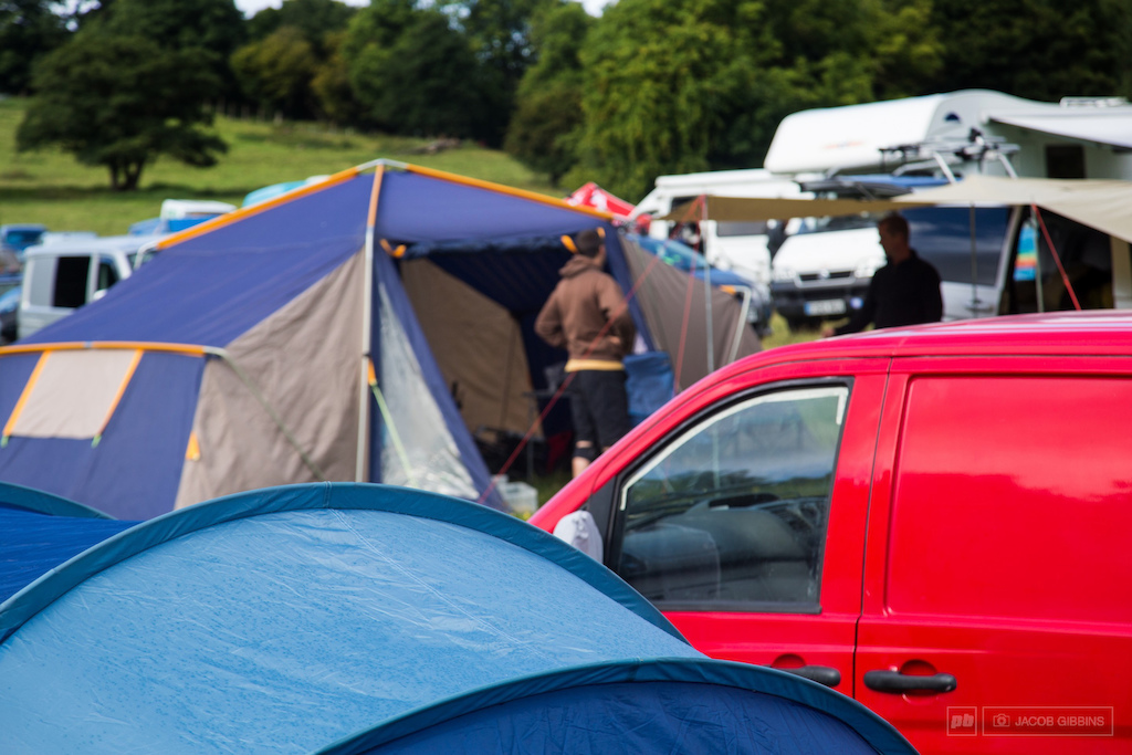 Most of the feild stayed on site in vans and tents makes for a good pit atmosphere.