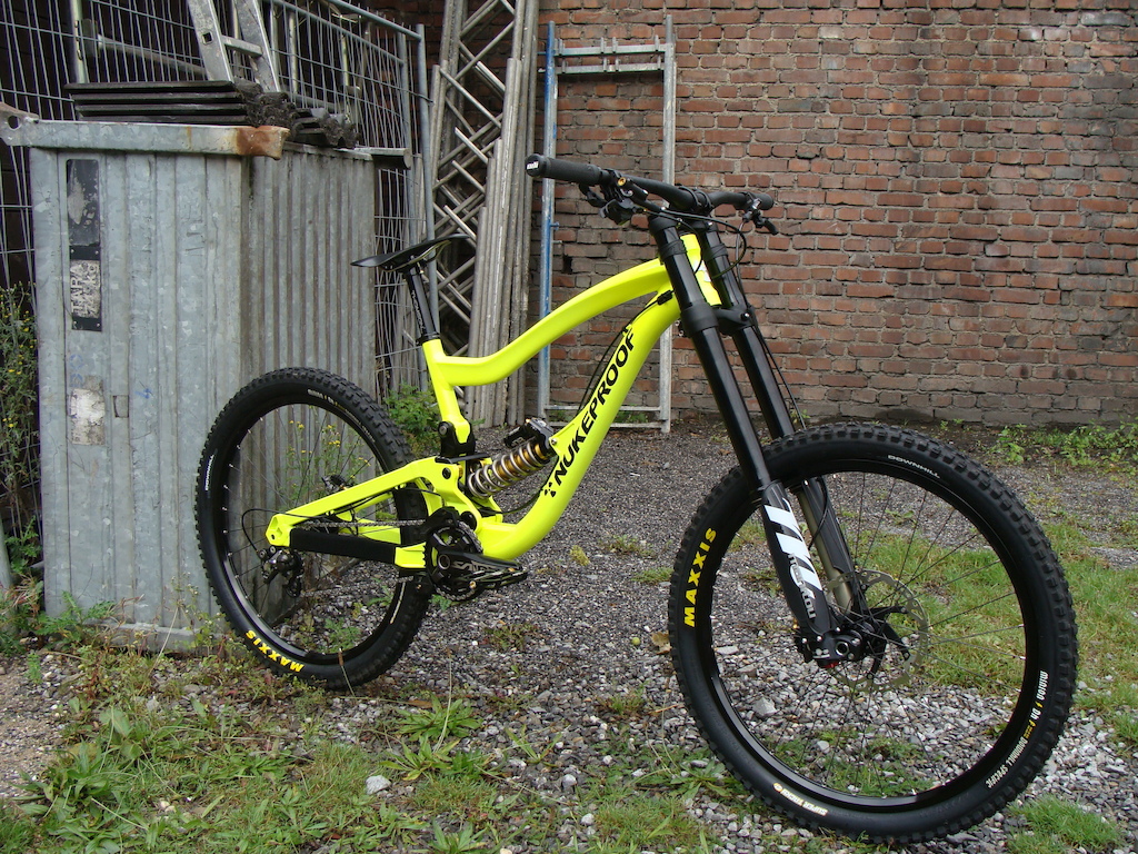 My new Nukeproof Scalp freshly noen powder coated!
