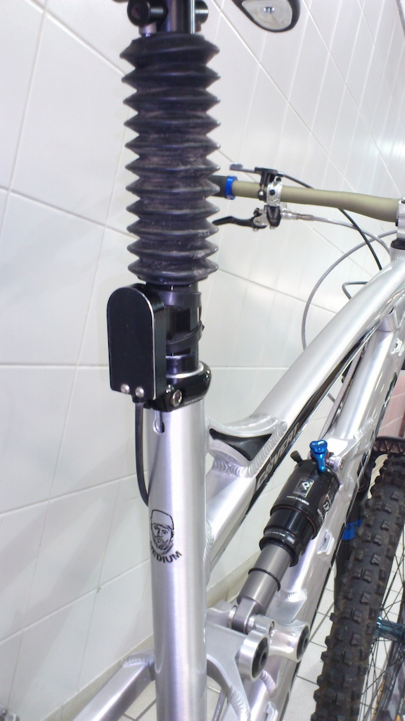 Gravity dropper seat post