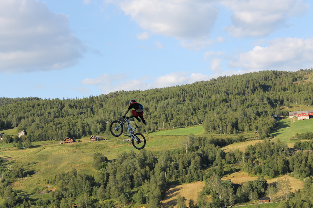 The best riders in the world including Kurt Sorge, Nico Vink, Trond Hansen, Makken, Andreu Lacondeguy, Graham Agassiz, Vold, Kisse, Sam Reynolds, Nicola Pescetto and friends tearing it up in Norway at Hillbilly Huckfest! Makken has designed this unique mega course over the summer and and borrowed a super kicker from FMX legend Andre Villa to clear the 50ft+ gap to sweetspot!