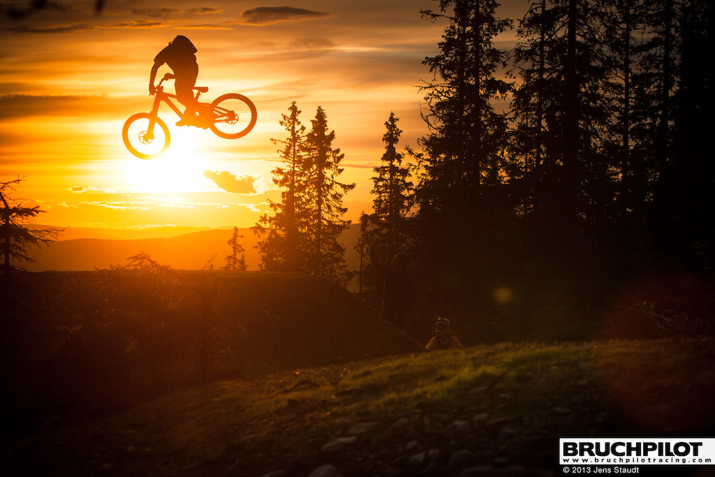 Makken flying into the incredible evening light of Hafjell. 

www.facebook.com/bruchpilotracing