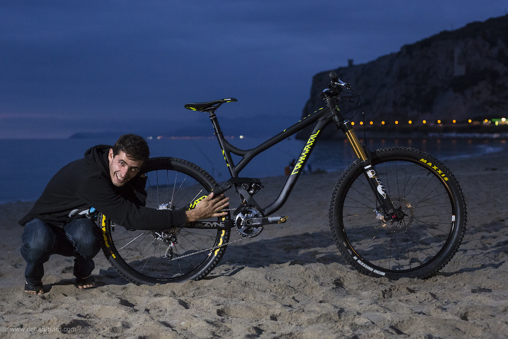 Remy Absalon (plate #4) poses with his new Commençal Meta AM 650b painted with a nice anodized mat balck paint with yellow stickers. Remy is actually 5th behind Nico Vouilloz who won't compete this week-end. Remy could take the 4th place if he race hard enough in the last round...