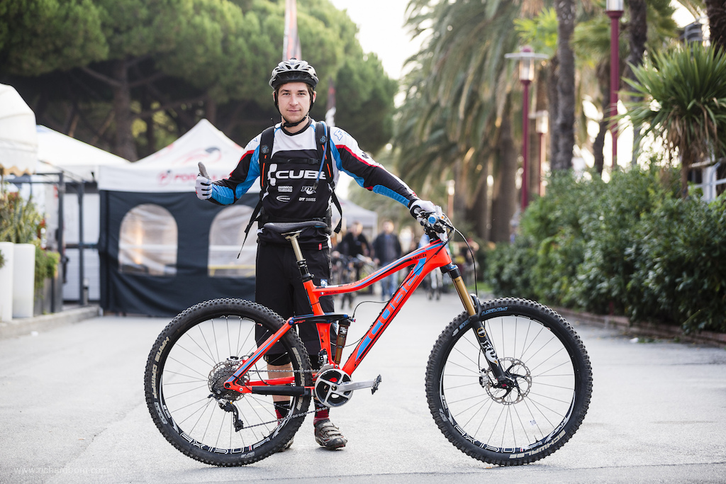 We catched Nico Lau 5 minutes before his start on saturday. He poses with his Cube Stereo 650b with Fox suspensions and Shimano transmission.