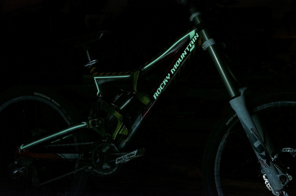 Wicked night shot of my 2014 Rocky Mountain Flatline custom painted by Stacy Glaser of Painthouse in North Vancouver.
