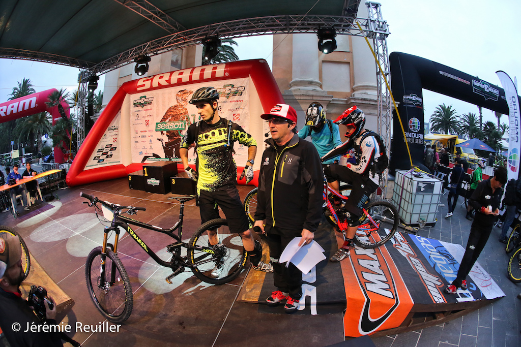 Rémy Absalon et Nicolas Lau on the stage before the start sunday morning