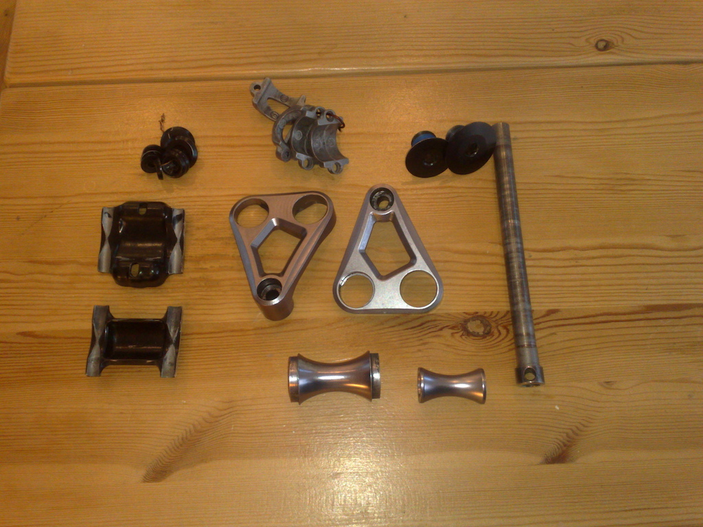 Small parts and linkages for Commencal Meta Super 4. Formula Oro reservoir caps and clamps (not anodized because these are casted of poor quality alloy). I will have them painted(well painted so the DOT5.1 won't damage the paint). Cannondale Thru12 axle (was not anodized due to having a steel thread insert made). Thomson seat clamp will be anodized soon.