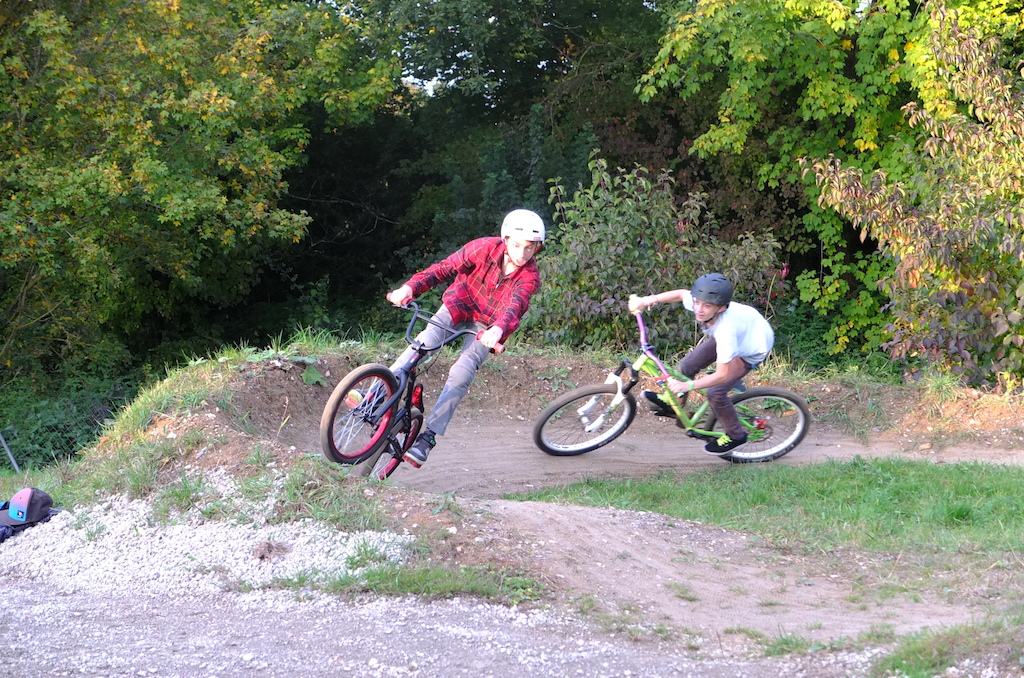 Silas König shreds the Pumptrack at his homespot in Aichwald. In the pic he does a manual out of a burm.