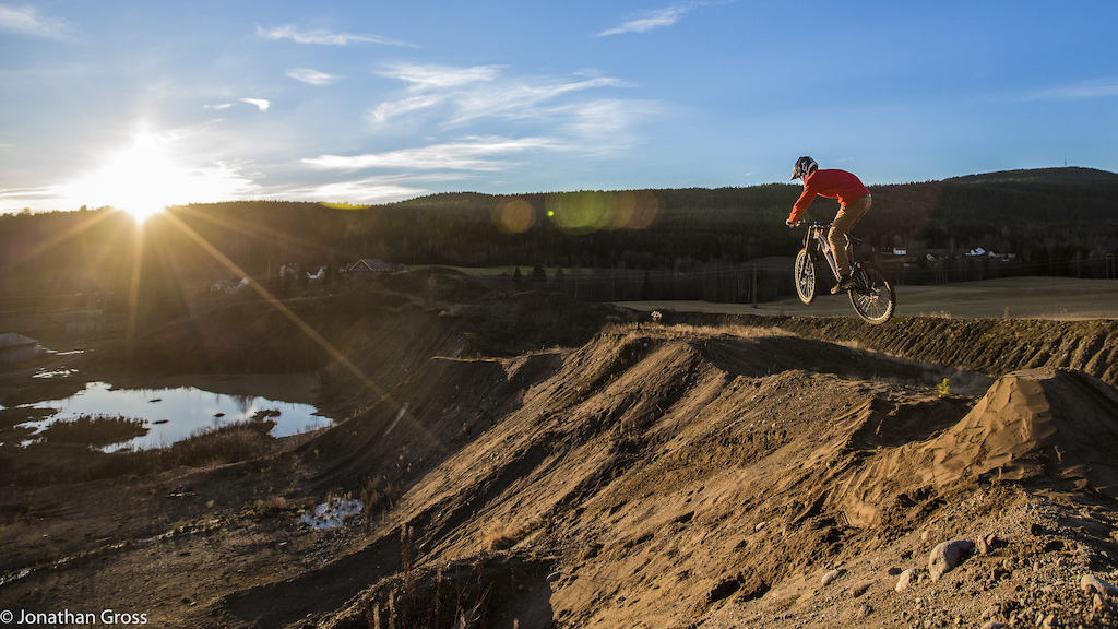 Today we went big and buildt a huge jump in some local farmers property with hopes not to get kicked out.

Sindre as allways went big and did send it!

Photo: Jonathan Gross