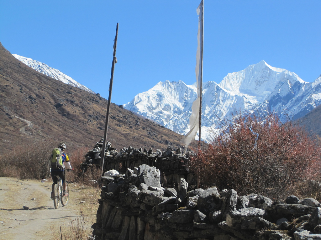 High altitude and pedaling hardly.Photo by Robert.