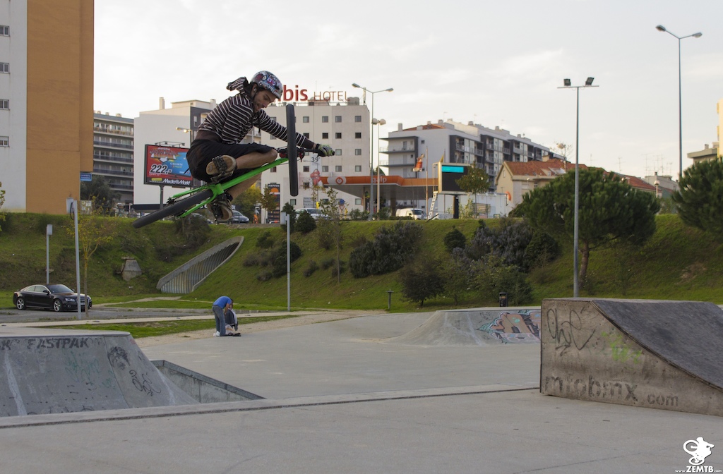Table Top in local skatepark

Follow my page: https://www.facebook.com/zebarreiro.mtb