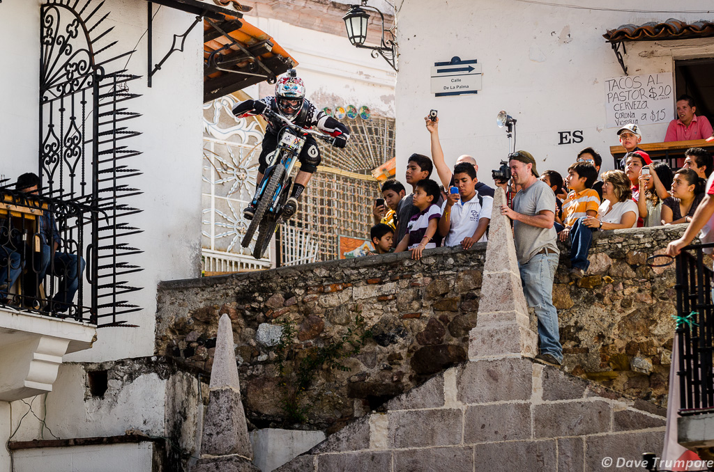 Racing style during Downhill Taxco 2013. 
Shot by © Dave Trumpore.
@remymetailler