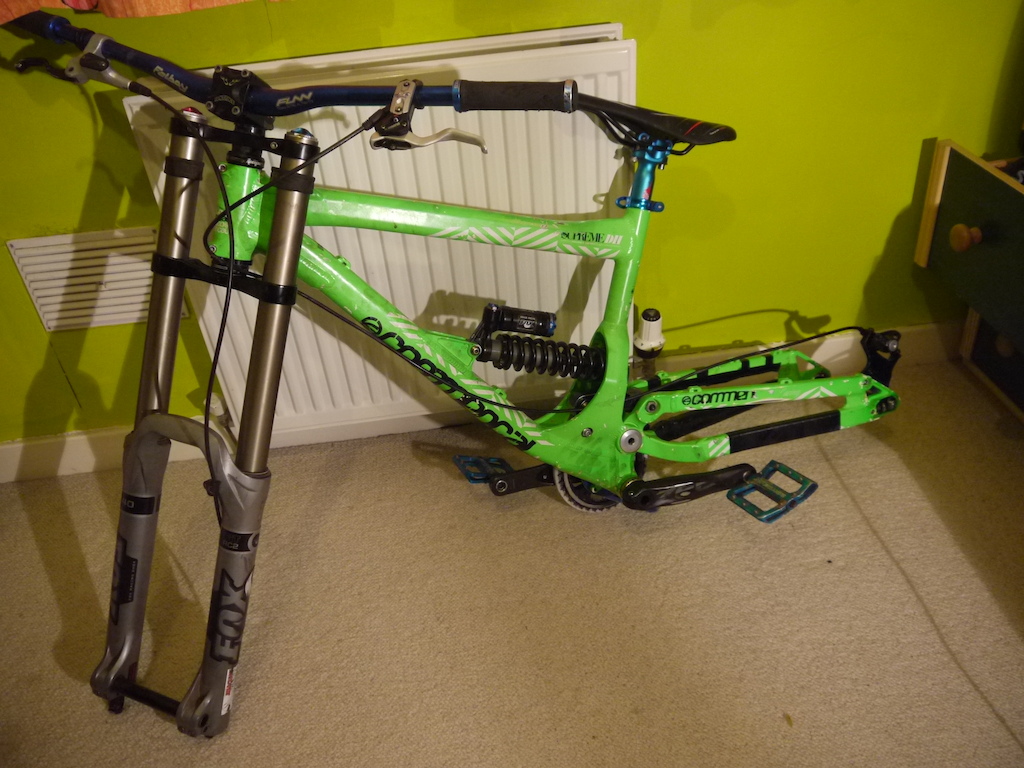 Nearly finished building the new bike! Commencal Supreme DH WC 2010