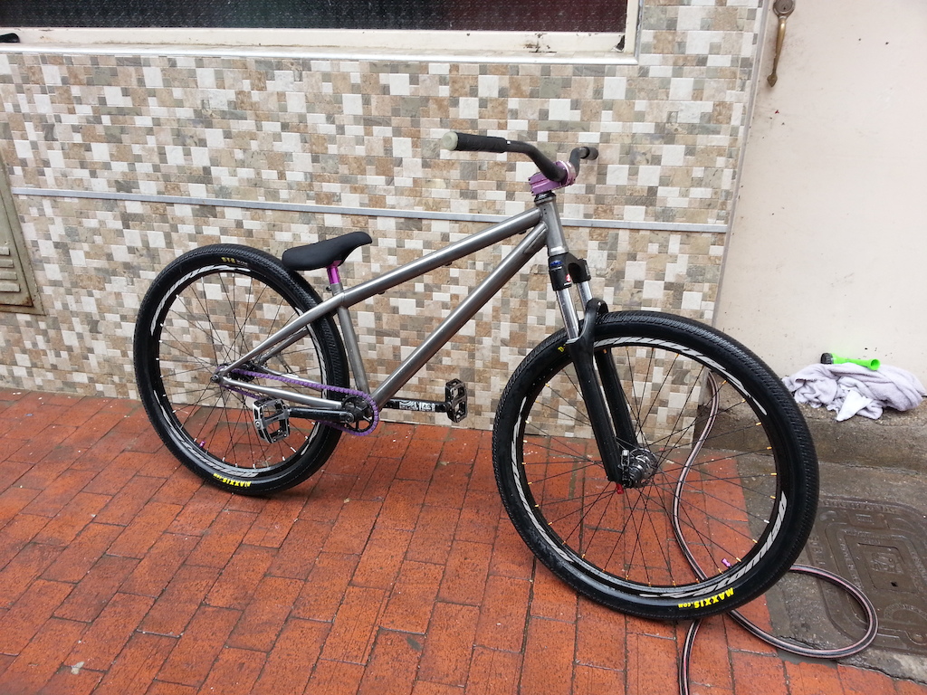 Se vende 2'800.000 completa ó suspension timon y caña 850.000////^
Marco black market malice 2011,suspension rock shox argyle rc 2011 ,caña black market ,timon deity, silla eclat, poste de silla dartmoor , manzana trasera snafu satellite ,  (aros,radios,cabezas de radios y manzana delantera atomlab pimplite) vielas deity vendetta 3, plato dk khan ,  cadena 43 hardware. Corazas maxxis dth 
Perfecto estado!!