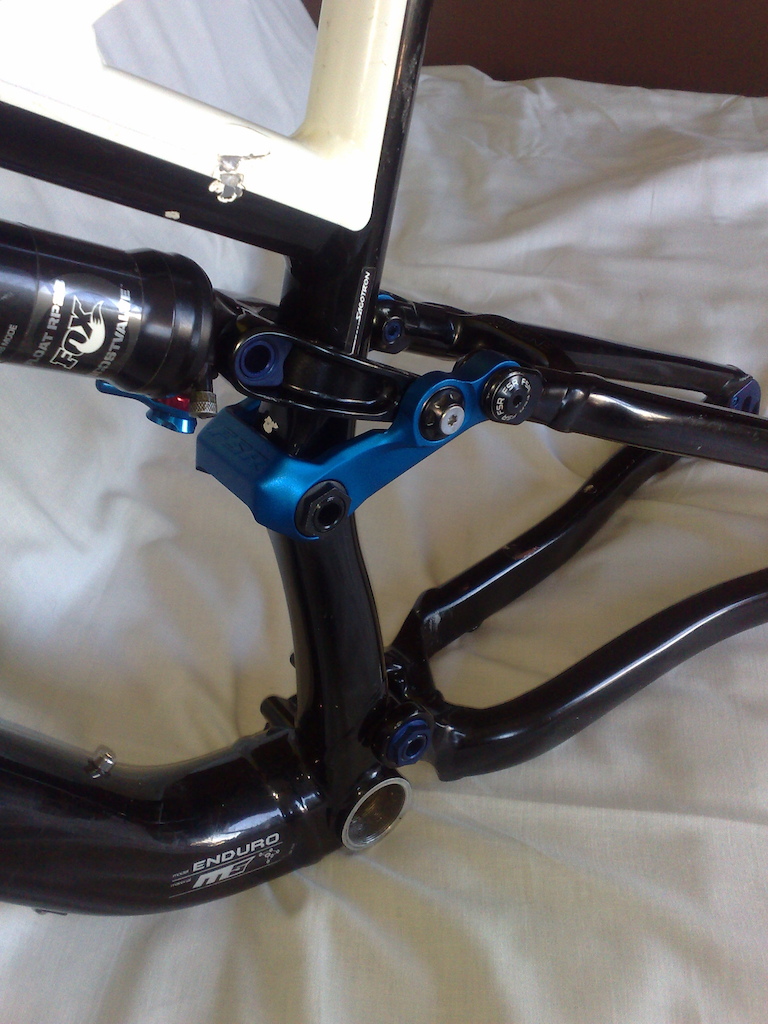 Anodized Enduro 2011 parts already mounted on the frame. Linkage was made of other alloy than all the bolts and der hanger. That's why bolts went out so dark. It is inevitable when the class of alloy is uknown. Specialized doesn't want to let me know. Linkage went out really really good!