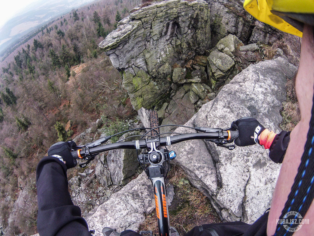 Testride video: http://www.pinkbike.com/video/347167/ Bike spec.: http://www.agang.cz/2014/fsx-freeride-26/ninja-3.0.htm