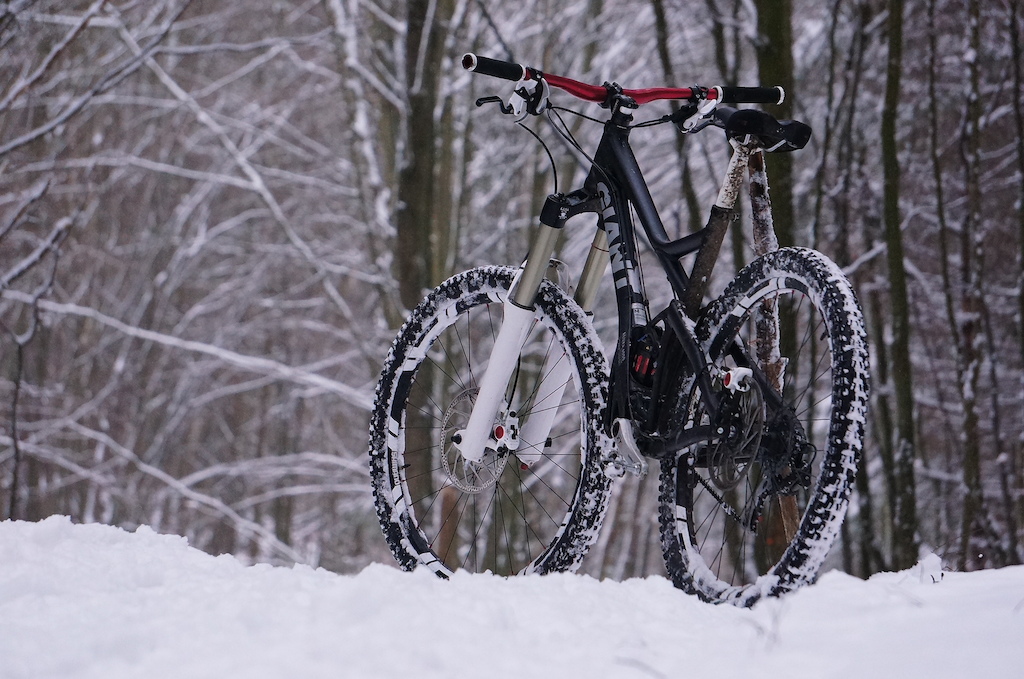 My Giant Reign X in the snow. With new snow-white Formula RX brakes :P