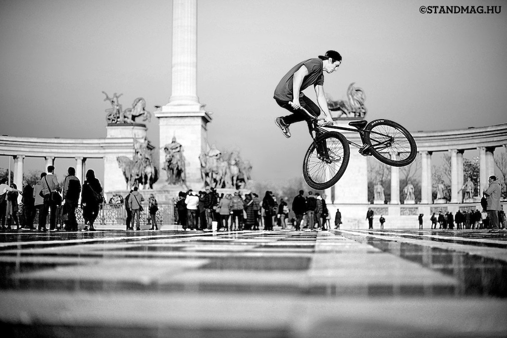 A little throwback from the sunny days back in the Budapest city! Laszlo teamed up with Norbert Szász and produced some sweet street actions which we can now enjoy! Thanks StandMagazin