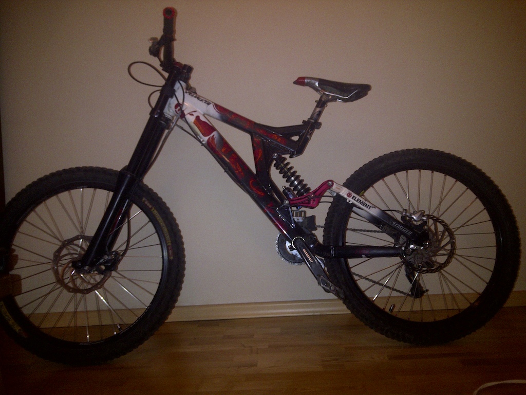 Leci na sell:
rama: Big Hit III 07, rozmiar M
damper: FOX DHX 4.0
wideł: 888 RC2X 2006
korba: Hussefelt 36T
napinacz: Prodigy
zmieniarka: X-7 średni wózek
manetka: X-9 9sp
kaseta: sram 11-34
hampel przód: elixr r sl
hampel tył: elixir r
tarcza przód: hayes 203 mm 
tarcza tył: avid 203mm
kiera: truvativ boobar
mostek: zintegorwany
stery: warp 1
koło przód:
obręcz: dartmoor fortess
piasta: NS
koło tył:
obręcz mavic
pisata: dartmoor free - force
opony: wetscream 
geje: VP
siodło: velo

Maszynka śmigana cały zeszły sezon w 100% zgodnie z przeznaczeniem. 
Zalety: - każdy wie, że ta rama z tym widłem zniosą prawie wszystko :)
Wady: - obręcz tył dostała za swoje, ma bicie i kilka wgniotów
- kółko napinacza nie ma już zębów
- krzywe tarcza tył
- sztyca straciła jarzmo, ale została naprawiona. 
- widelec ma bardzo delikatną rysę na ladze, ale nic się nie dzieję z uszczelkami, nic nie cieknie i rysa się nie powiększa.

(na zdjęciu inne tarcze, przedni hampel i siodło)

Zapraszam do oględzin osobistych, więcej zdjęć prv.
Cena: 3300 zł do nego