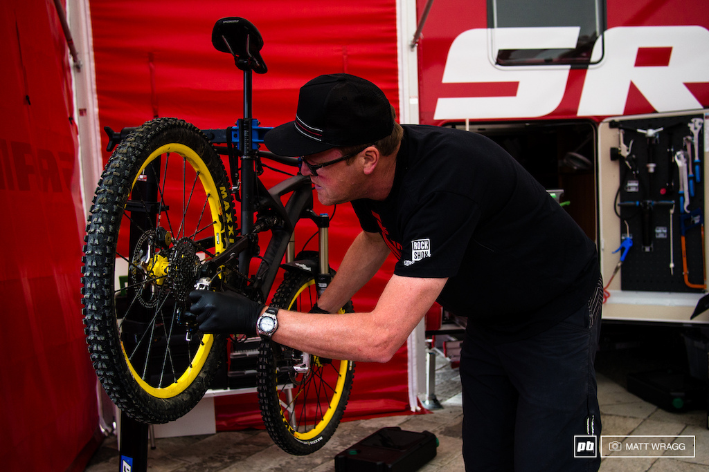 Saturday morning is the time for the last few checks to your bike (or asking the SRAM support truck very nicely) and it was time to go...