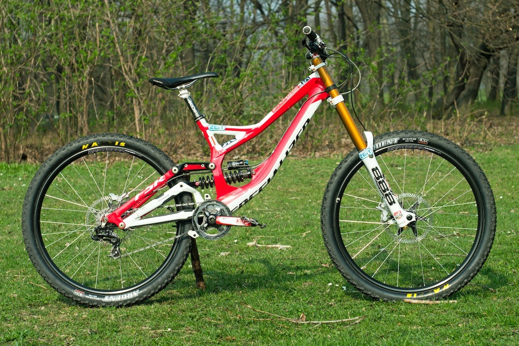 Suprised to see this Specialized bike on Dartmoor page? Our enduro team rider - Olek wanted to check if brand new Dartmoor 27,5 wheels will fit his downhill bike so we made a set of them made on 27,5 inch Raider 2014 rims. We have to say that it is looking pretty good - same as riding very nice. Tires fit perfectly without any scratches on the frame. With lowered bottom bracket it is way better to ride than common 26ers. Complete range of our rims will be available in 27,5 size for 2014. From your favourite Raiders, brand new lightweight Rocket enduro rims up to professional Revolts.