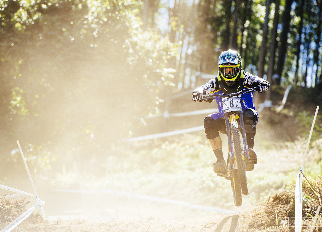 The only man here running flats on the extremely pedal oriented course is Sam Hill who is looking deadly fast as always..