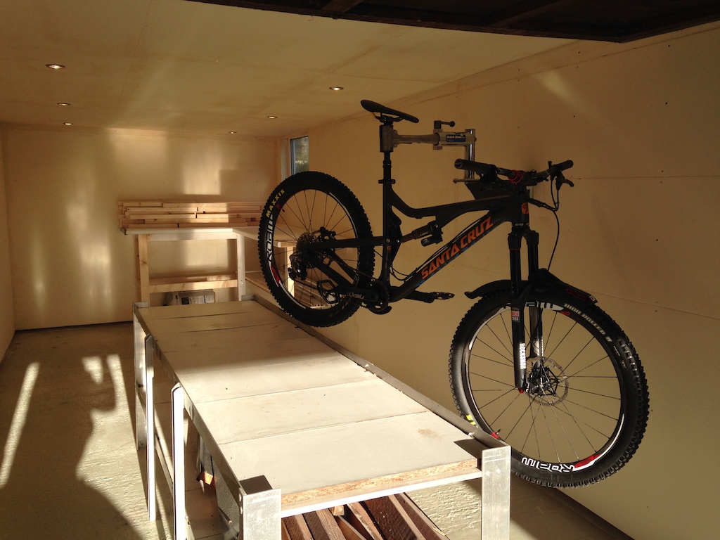 My newly decked out garage. Compleat with full insulation, plaster board and spot lights ;)