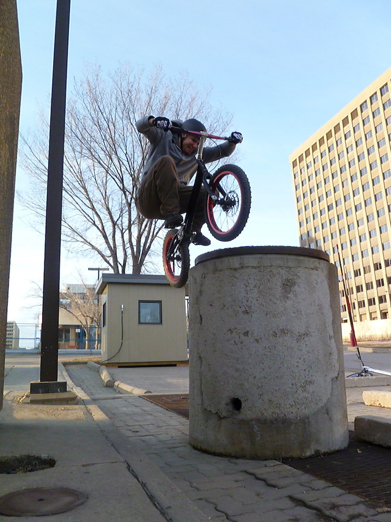 super sweet sidehop line onto this cylinder thingy by the Legislature ...haha, classic aaron-one-footed sidehop...way to go buddy! :D