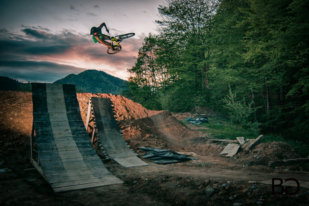 After a long rainy week, we got good weather back, and made a little session. Gašper sent this flatspin for the end.