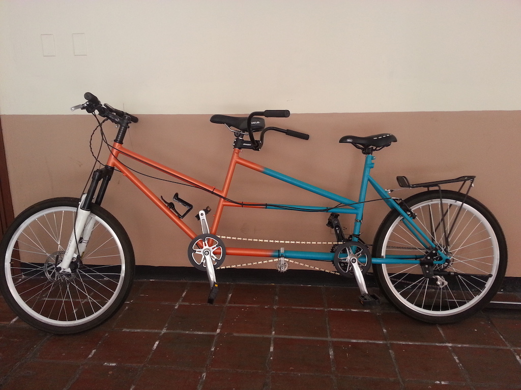 Bici tandem aro 26
Se la a sacado al ciclopaseo 3 veces, esta practicamente nueva
Llantas de calle perfecta para paseos
Freno de disco delantero Shimano Tektro
Freno traseo V brake Shimano Tektro
Tensor Shimano Acera
La bici cuenta con 24 velocidades
Suspension delantera SR Suntour de 130 mm con regulacion de presiòn
Manzanas Shimano
Asiento antiprostàticos
Cuello y volantes marca Zoom
Viene con un crònometro para medir la velocidad, distancias recorridas, velocìmetro y hora, marca Atom
Tiene una parrilla trasera para llevar maletas la cual se la puede sacar
El precio es negociable
1600$