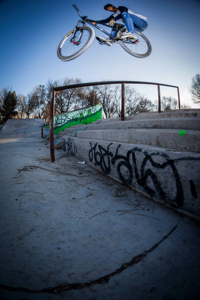 T-bog over the rail, Instagram: @Michi2mtb
Shoot by: Carlos Mejino